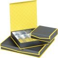 Caja de carton cuadrada gris y amarillo con 3 hileras y cierre imantado