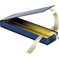 Caja de cartn rectangular chocolates 2 lneas azul / dorado / blanco ventana PET cierre cinta de satn